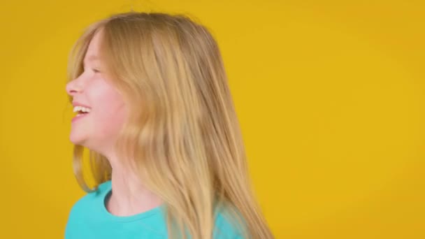 Στούντιο Πλάνο Του Κοριτσιού Μακριά Μαλλιά Γυρίζοντας Γύρω Και Γελώντας — Αρχείο Βίντεο