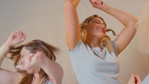 身体のポジティブな笑顔と踊りを促進するスタジオで 障害者の腕を持つ女性の友人を気軽に身に着けているグループ スローモーションで撮影 — ストック動画