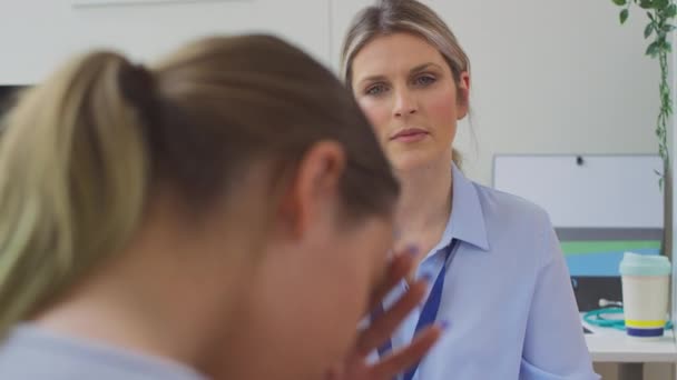 Dojrzała Kobieta Lekarz Biurze Rozmawia Robi Notatki Podczas Wizyty Nastoletnim — Wideo stockowe