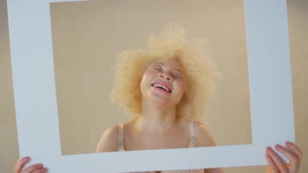 Captura Estudio Mujer Albina Joven Segura Positiva Sonriendo Mirando Través — Vídeo de stock