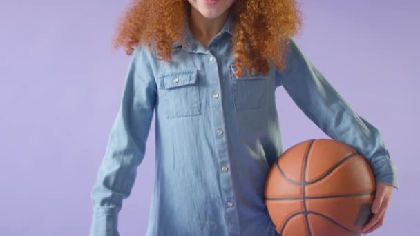 Студийный Снимок Улыбающейся Девушки Держащей Баскетбол Мышкой Смотрящей Камеру Фоне — стоковое видео