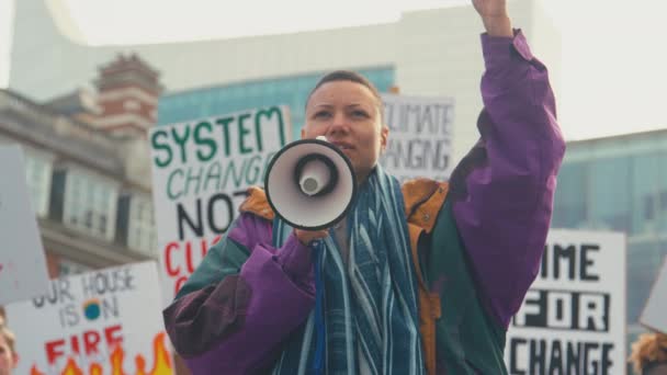Жінка Демонстрантка Яка Використовує Мегафон Тримає Плакати Скандує Гасла Демонстраційному — стокове відео