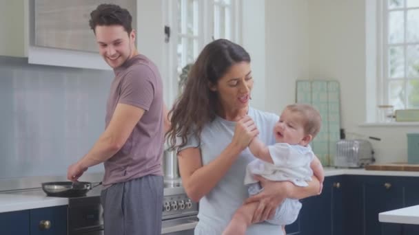 Amar Casal Transexual Brincando Com Bebê Filho Cozinha Casa Enquanto — Vídeo de Stock