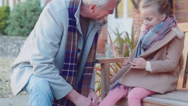 Grootvader Zit Een Bankje Buiten Huis Haar Helpen Veters Strikken — Stockvideo