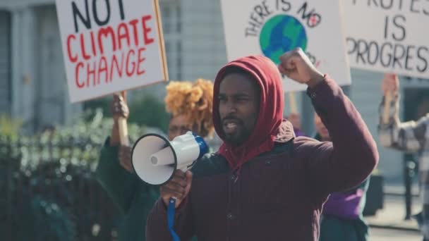 Demonstranten Die Megafoonborden Gebruiken Slogans Zingen Demonstratiemarkt Bewustwording Van Klimaatverandering — Stockvideo