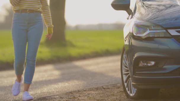 Kobieta Telefon Serwisu Odzyskiwania Patrząc Samochód Przebiciem Lub Przebiciem Opony — Wideo stockowe