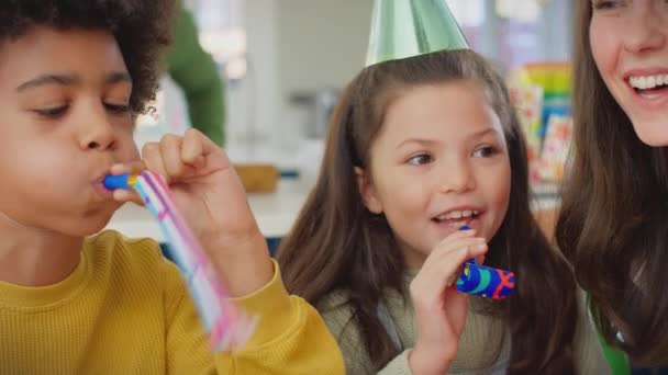 Çocuklar Aileler Doğum Gününü Parti Üfleyicilerle Kutluyorlar Ağır Çekimde — Stok video