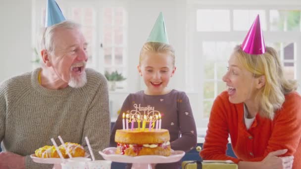 Großeltern Mit Enkelin Feiern Geburtstag Mit Party Und Kuchen Hause — Stockvideo