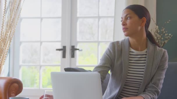 Жінка Працює Дому Сидячи Кріслі Використовуючи Ноутбук Коли Вона Воду — стокове відео