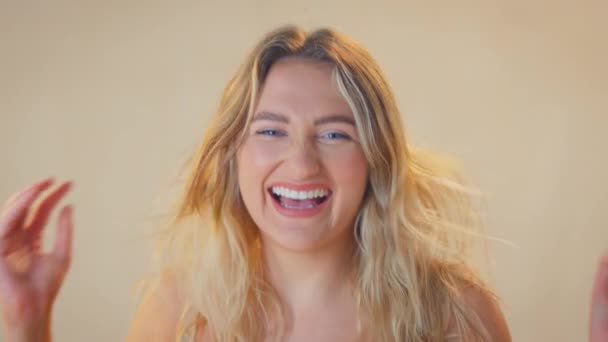 Studio Shot Van Zelfverzekerde Positieve Jonge Vrouw Dragen Ondergoed Lachen — Stockvideo