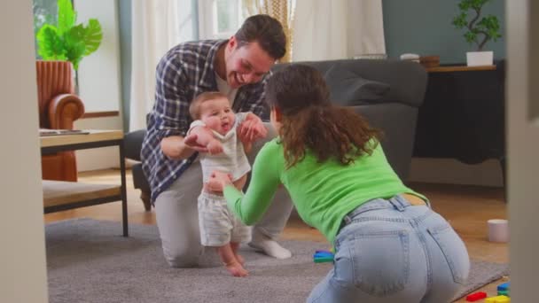 Famille Transgenre Avec Parents Encourageant Bébé Prendre Position Faire Les — Video