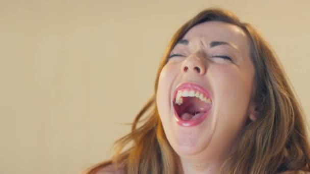 Studio Shot Van Zelfverzekerde Positieve Jonge Vrouw Dragen Ondergoed Lachen — Stockvideo