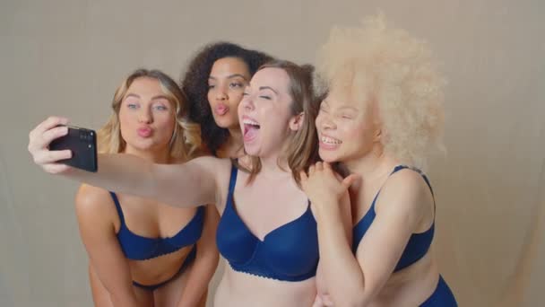 Ομάδα Διαφορετικών Γυναικών Φίλων Στο Στούντιο Φορώντας Εσώρουχα Προωθώντας Θετικότητα — Αρχείο Βίντεο