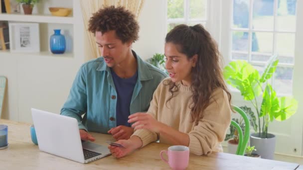 自宅でカップルは 請求書をチェックするためにラップトップを使用してクレジットカードとオンラインストアのためのビジネスプランを準備ホームファイナンス スローモーションで撮影 — ストック動画