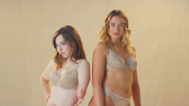 Studio Shot Van Twee Vrouwelijke Vrienden Een Met Prothese Been — Stockvideo