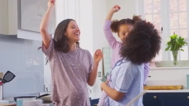 Familie Gravidă Două Mame Care Poartă Pijamale Făcând Clătite Dimineață — Videoclip de stoc