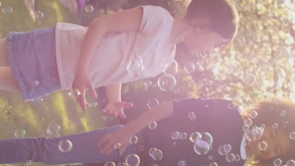 Verticale Video Van Lachende Jongen Meisje Buiten Met Plezier Spelen — Stockvideo