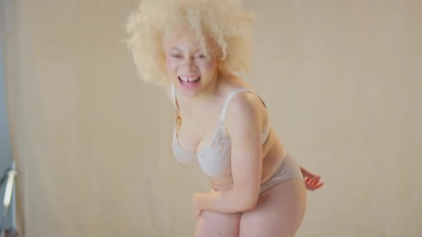 Studio Skott Självsäker Och Positiv Ung Albino Kvinna Bär Underkläder — Stockvideo