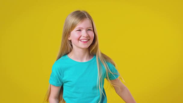 Στούντιο Πλάνο Του Κοριτσιού Μακριά Μαλλιά Κίτρινο Φόντο Πυροβόλησε Αργή — Αρχείο Βίντεο