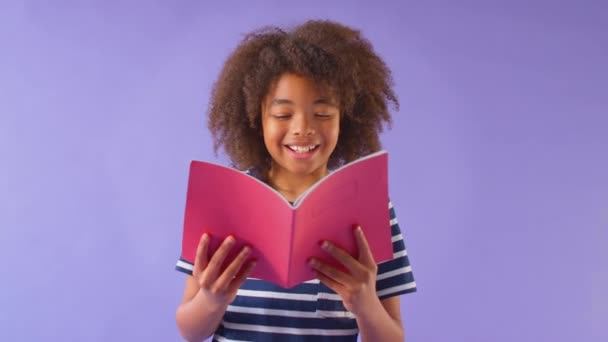 Estudio Toma Niño Estudiando Libro Ejercicios Escuela Sobre Fondo Púrpura — Vídeo de stock