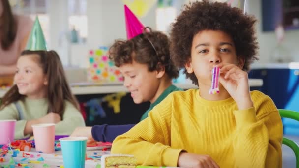 Retrato Del Niño Sentado Mesa Con Ventilador Fiesta Celebrando Cumpleaños — Vídeos de Stock