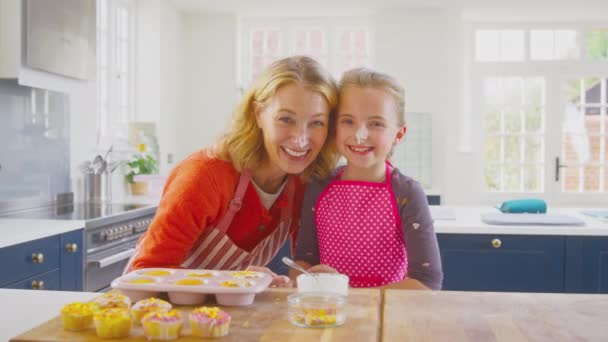 Porträt Der Großmutter Mit Enkeltochter Zuckerguss Und Dekoration Hausgemachter Cupcakes — Stockvideo