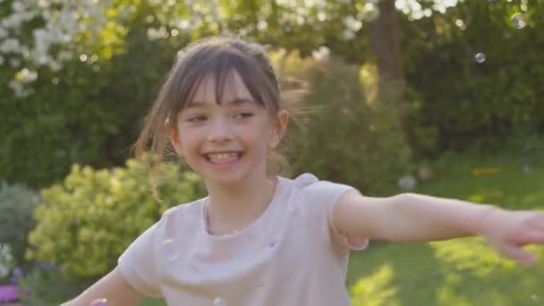 Menina Livre Divertindo Girando Torno Jogar Com Bolhas Jardim Tiro — Vídeo de Stock