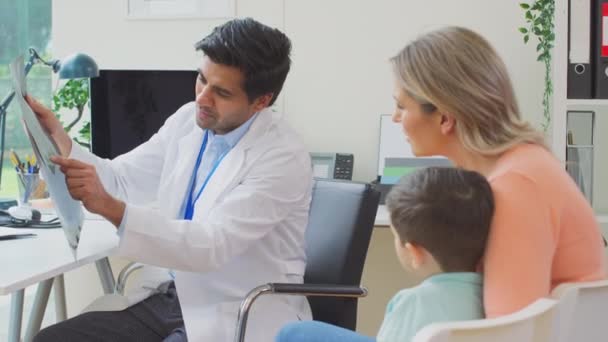 Médico Médico Cabecera Con Madre Hijo Consultorio Mirando Resonancias Magnéticas — Vídeos de Stock