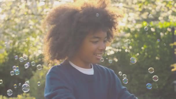 Gülümseyen Çocuk Bahçede Baloncuklarla Oynarken Eğleniyor Yavaş Çekimde — Stok video