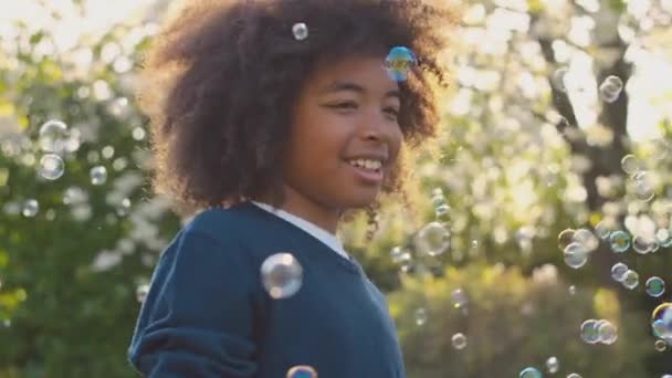 Sonriente Chico Aire Libre Divertirse Jugando Con Burbujas Jardín Shot — Vídeos de Stock