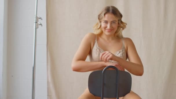 Estudio Tiro Mujer Joven Segura Positiva Con Ropa Interior Sentada — Vídeos de Stock