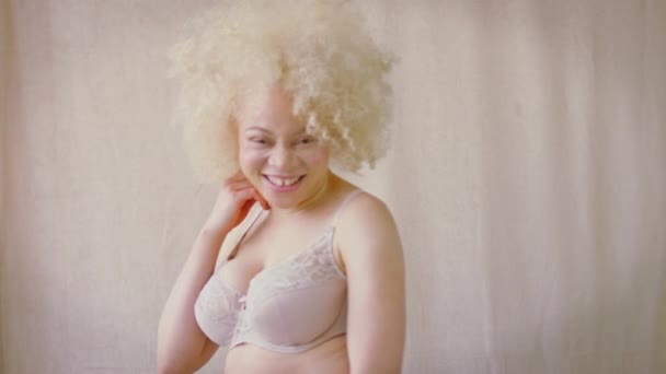Albino woman kuvapankkivideota, tekijänoikeusvapaasti Albino woman filmiä |  Depositphotos®