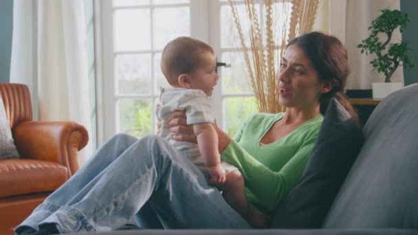 Mère Aimante Jouant Avec Bébé Fils Couché Sur Canapé Maison — Video