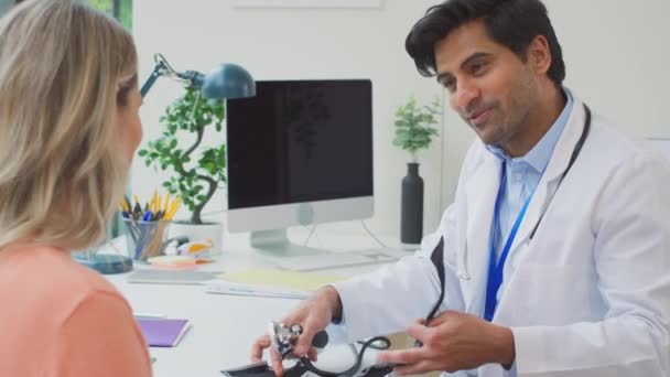 Férfi Orvos Vagy Háziorvos Fehér Köpenyben Vizsgálja Érett Vérnyomásmérővel Lelassult — Stock videók