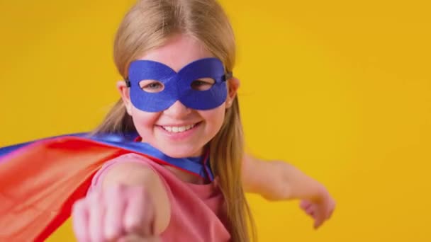 Estúdio Tiro Menina Vestida Como Quadrinhos Super Herói Usando Máscara — Vídeo de Stock