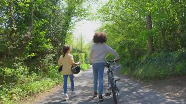 Bisikletli Bir Erkek Kaykaylı Bir Kızın Kır Yolunda Yürürken Görüntüsü — Stok video