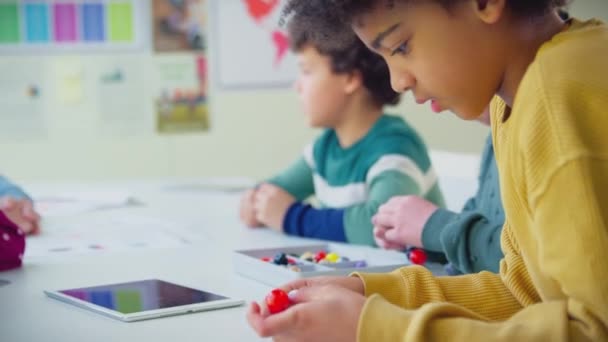 디지털 태블릿을 사용하여 시간에 모델을 공부하는 교사들이 학생들 동작으로 — 비디오