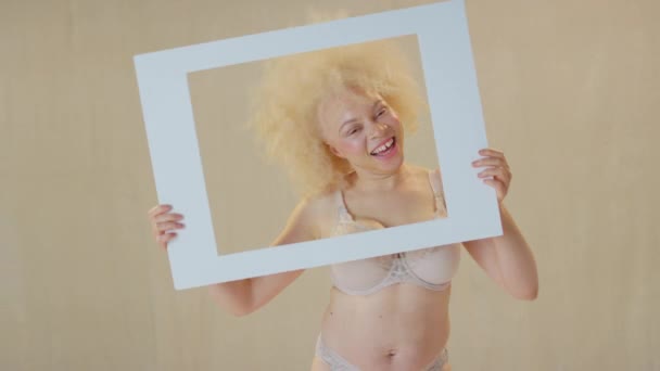 Studio Shot Confident Positive Young Albino Woman Smiling Looking Cardboard — Stock Video