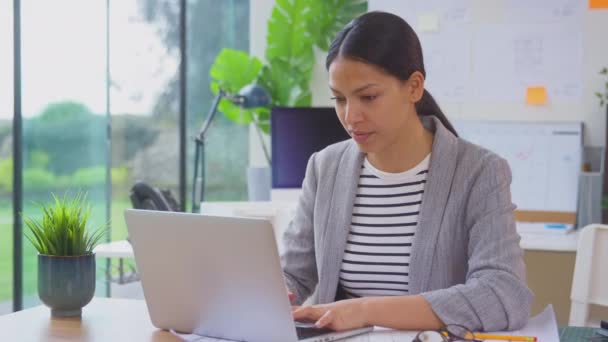 Kobieta Architekt Pracująca Przy Laptopie Nad Planami Biurze Nakręcona Zwolnionym — Wideo stockowe