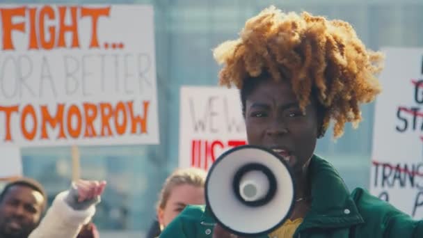 Groep Demonstranten Met Megafoonplakkaatjes Zingende Slogans Demonstratiemarkt Gendergelijkheid Bevorderen Geschoten — Stockvideo