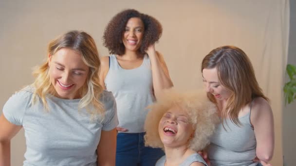 Grupa Przypadkowo Ubranych Różnorodnych Uśmiechniętych Przyjaciółek Jedna Niepełnosprawnym Ramieniem Studio — Wideo stockowe