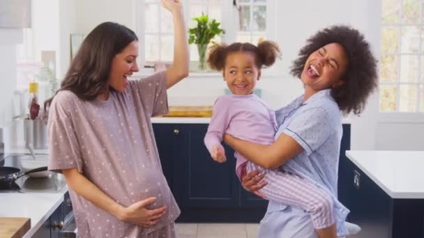 Έγκυος Οικογένεια Δύο Μαμάδες Φορώντας Πιτζάμες Κάνοντας Πρωινές Τηγανίτες Στην — Αρχείο Βίντεο