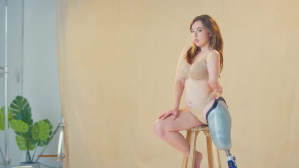 Studio Shot Van Zelfverzekerde Positieve Onafhankelijke Jonge Vrouw Met Prothese — Stockvideo