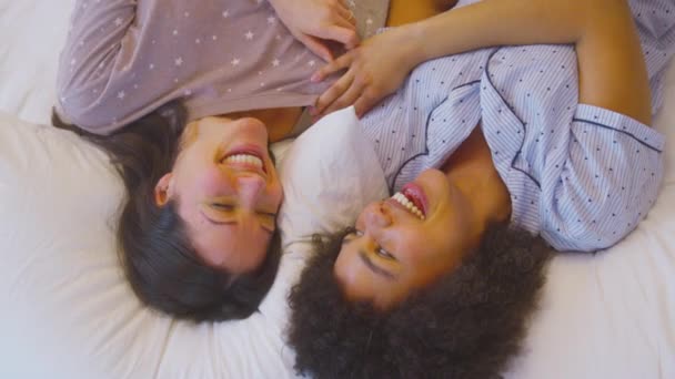 Overhead Porträtt Kärleksfulla Samma Kön Kvinnliga Par Bär Pyjamas Liggande — Stockvideo