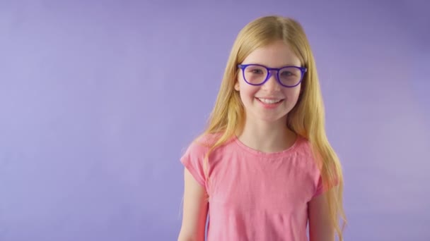 Estudio Chica Sonriente Con Pelo Largo Con Gafas Azules Sobre — Vídeos de Stock