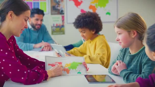 Siswa Dengan Guru Perempuan Melihat Peta Dan Menggunakan Tablet Digital — Stok Video