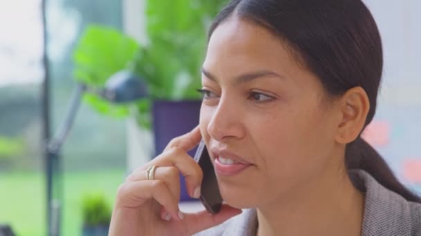 Primer Plano Mujer Negocios Escritorio Oficina Hablando Por Teléfono Móvil — Vídeo de stock