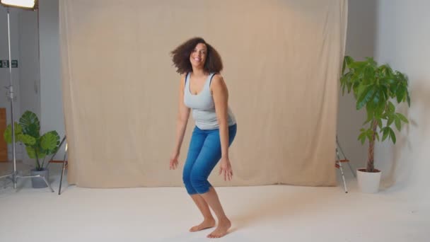 Estúdio Tiro Confiante Positivo Casualmente Vestido Corpo Mulher Positiva Pulando — Vídeo de Stock