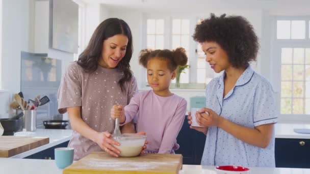 Familie Mit Zwei Müttern Pyjama Die Morgens Der Küche Hause — Stockvideo