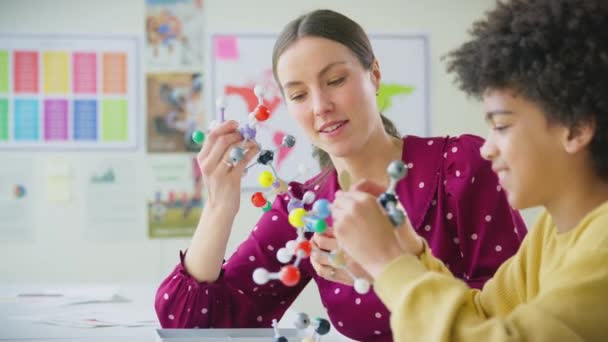 Estudiante Masculina Con Maestra Aula Estudiando Modelo Molecular Clase Ciencias — Vídeo de stock